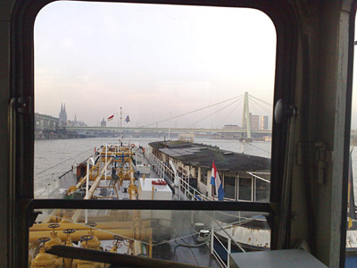 Bootshaus beim Tanker auf Seite, fährt durch eine Brücke in Köln.