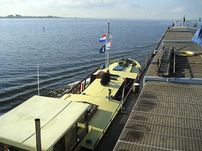Ein anderes Frachtschiff schleppt Noortje auf Seite.