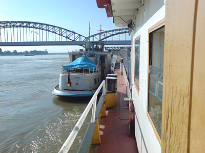Kleines Fahrgastschiff liegt neben dem Tanker.