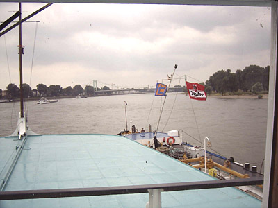 Bei der Fahrt auf dem Rhein sieht das schleppende Fahrzeug an Backbord nichts und wirkt auch vorne nicht größer.