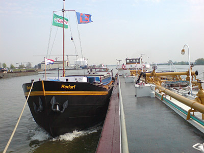 Der Tanker schleppt unser kleineres Frachtschiff - ein Zukunftstraum, der platzte.