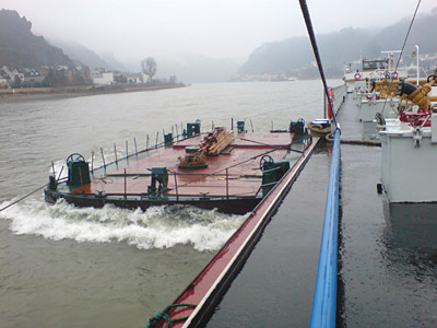 Vom Steuerhaus aus sieht der Ponton kleiner und nicht mehr so Bugwellen-gefährdet aus, war er aber.