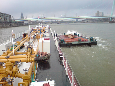 Großer, flacher, viereckiger Arbeitsponton mittschiffs auf Seite des Tankers