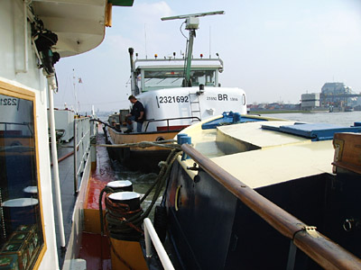 Vor Noortje liegt noch ein Bilgeboot am Tanker angelegt.