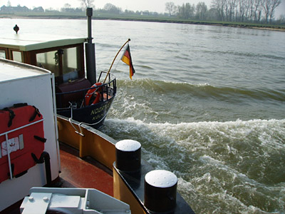 Heckwelle des geschleppten Bootes, vom Heck des Tankers aus gesehen.