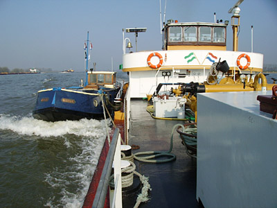 Immer noch perspektivisch, aber etwas näher, wirkt das Boot neben dem Tankbinnenschiff schon größer.