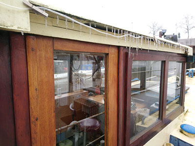 Eiszapfen am Schiff, Rand vom Steuerhausdach, 2025