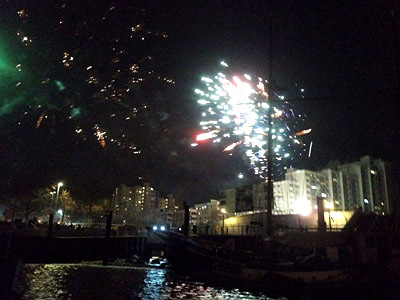 Feuerwerk Grohner Dühne, hinter Segelschiff