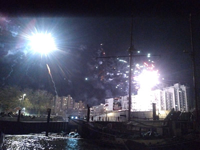Feuerwerk Grohner Dühne,schillert im Hafenwasser