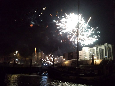 Feuerwerk Grohner Dühne, Lichter und Menschen am Hafen