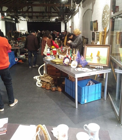 Ansicht vom Maritimen Flohmarkt, Tische mit Rummel.