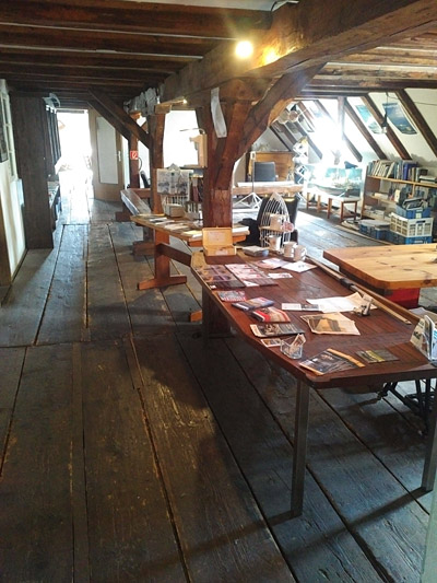 Vereinsstand im Vereinsheim im Thiele Speicher, maritimes Ambiente mit altem Holzgebälk.