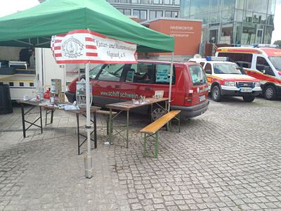 Stand bei der Pappbootregatta, wegen Wind am Auto angebunden.